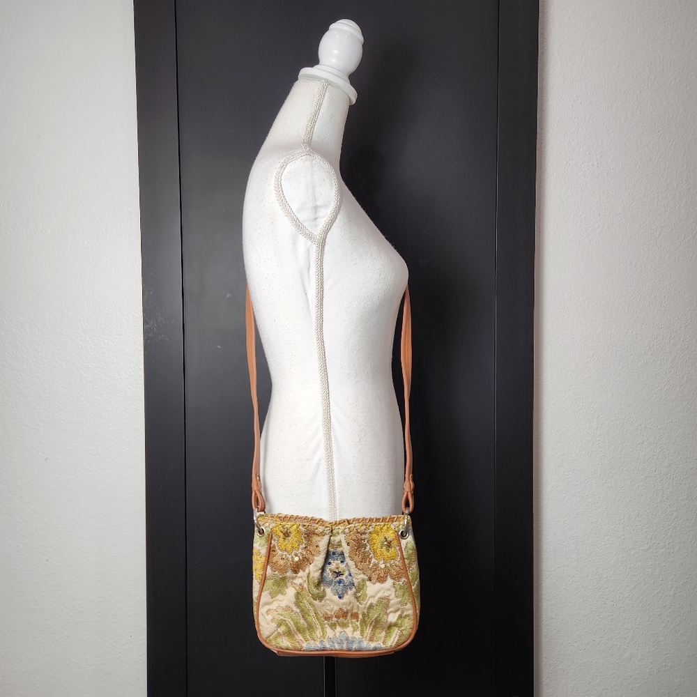 Step into timeless elegance with this exquisite Liz Claiborne vintage purse